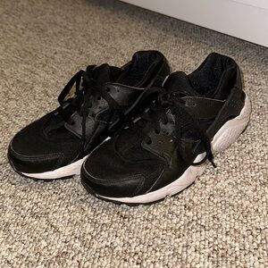 Nike Huarache Sneakers Size 4.5Y Black & White